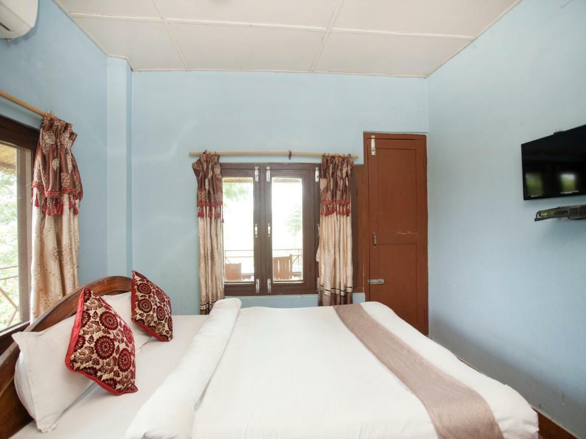 Spot On 486 Hotel Holy Lodge Sauraha Kültér fotó