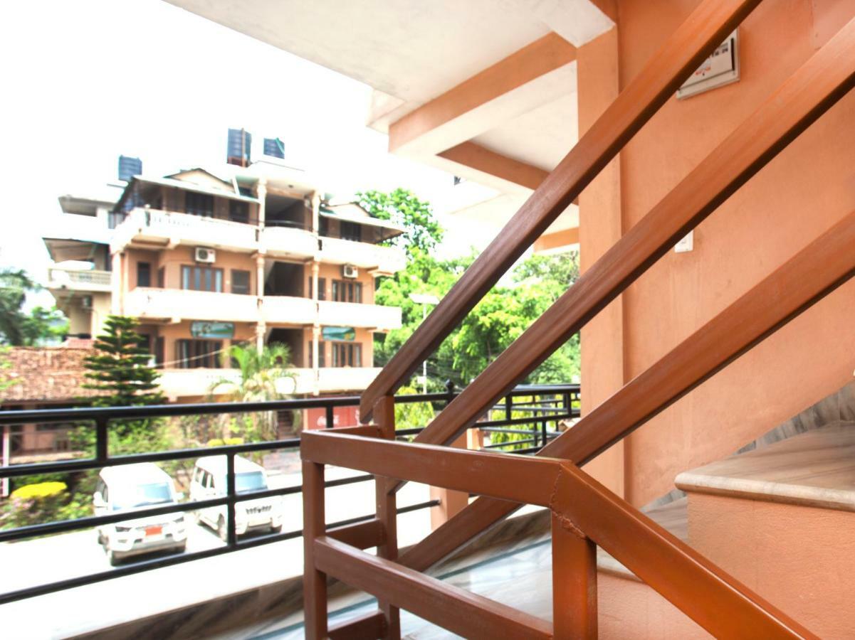 Spot On 486 Hotel Holy Lodge Sauraha Kültér fotó