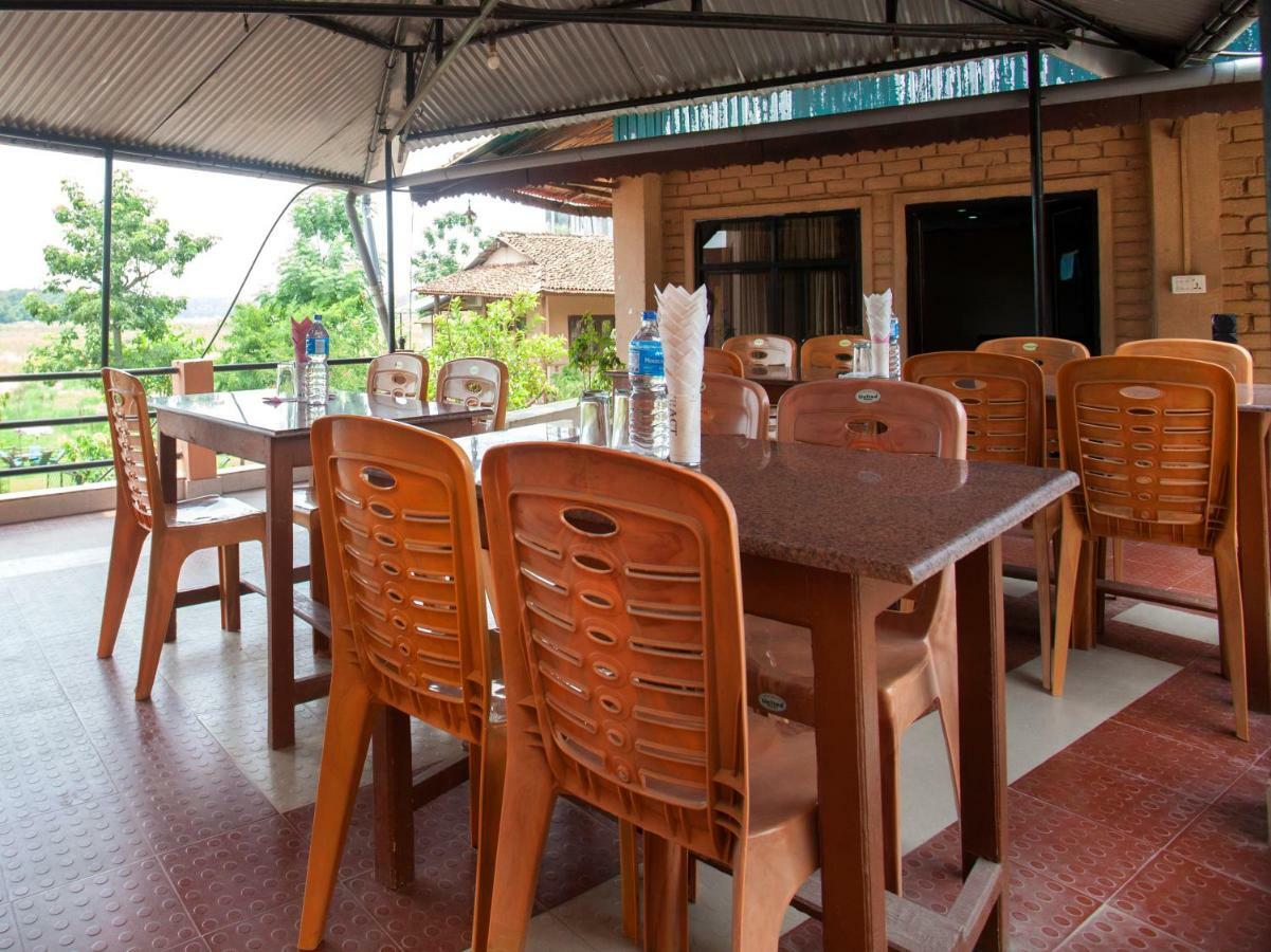 Spot On 486 Hotel Holy Lodge Sauraha Kültér fotó