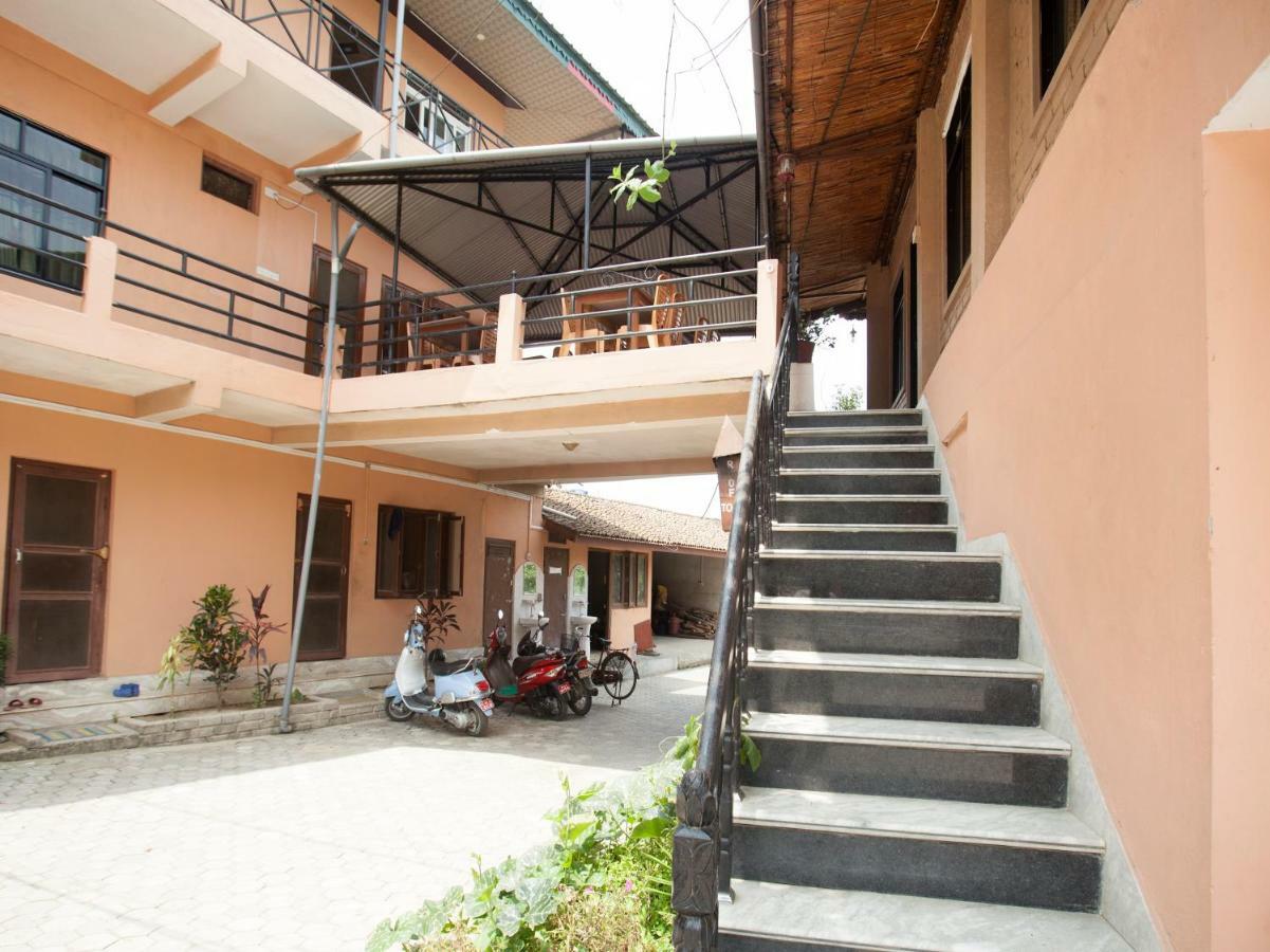 Spot On 486 Hotel Holy Lodge Sauraha Kültér fotó