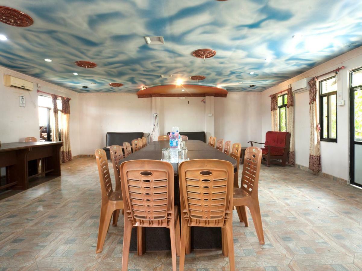 Spot On 486 Hotel Holy Lodge Sauraha Kültér fotó