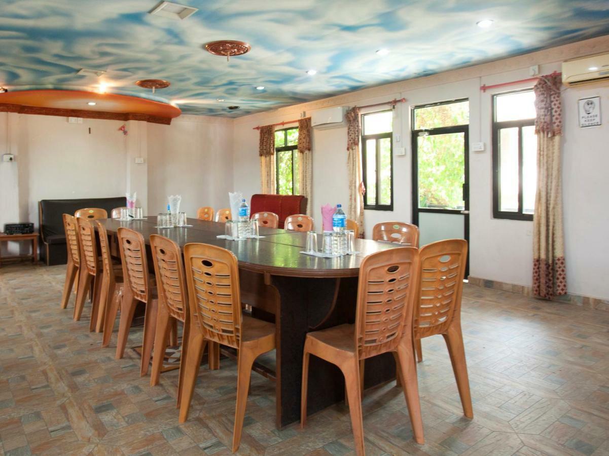 Spot On 486 Hotel Holy Lodge Sauraha Kültér fotó