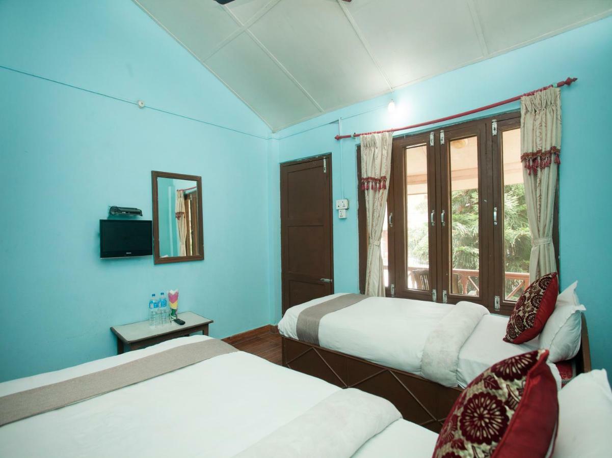 Spot On 486 Hotel Holy Lodge Sauraha Kültér fotó