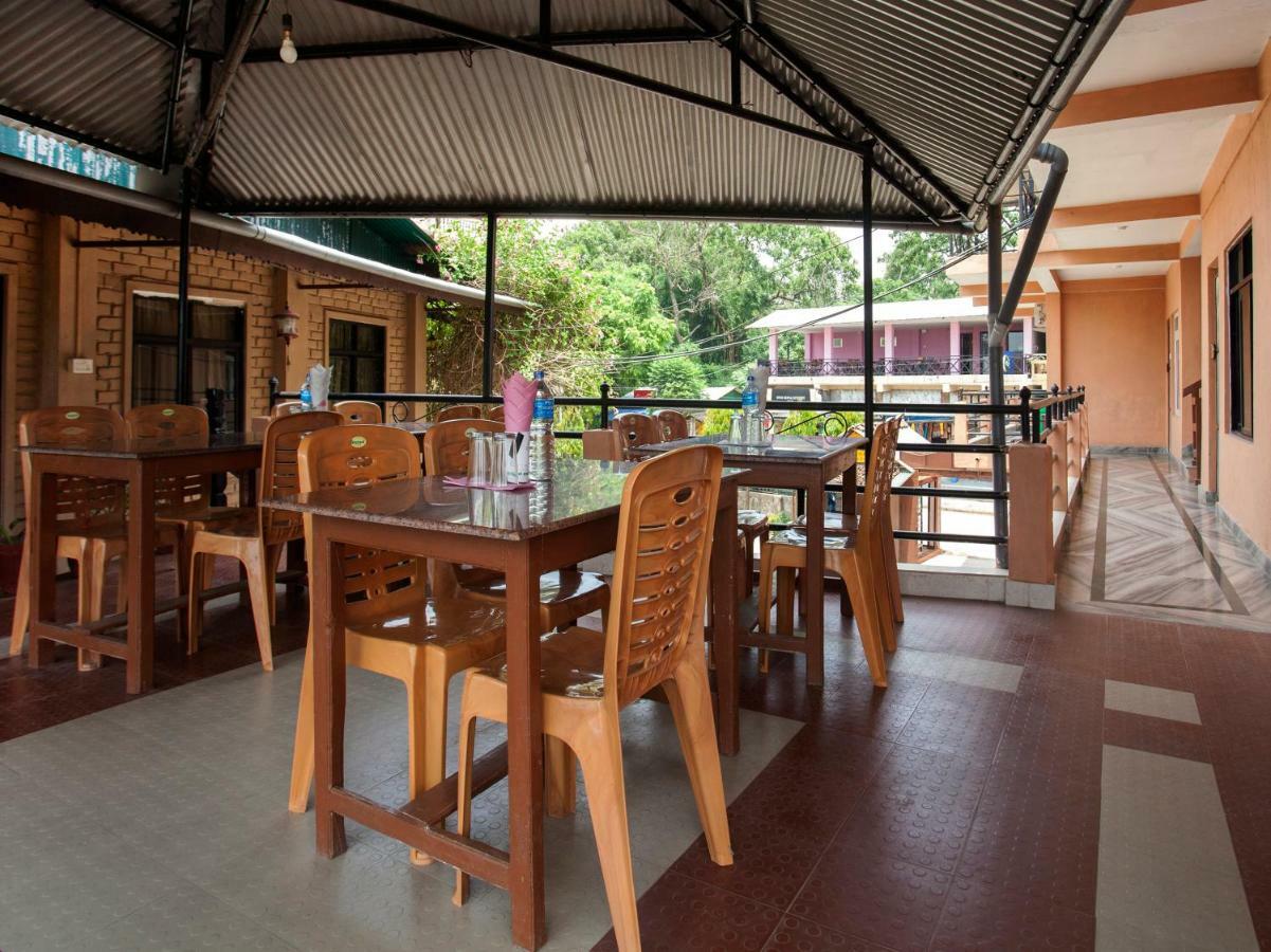 Spot On 486 Hotel Holy Lodge Sauraha Kültér fotó