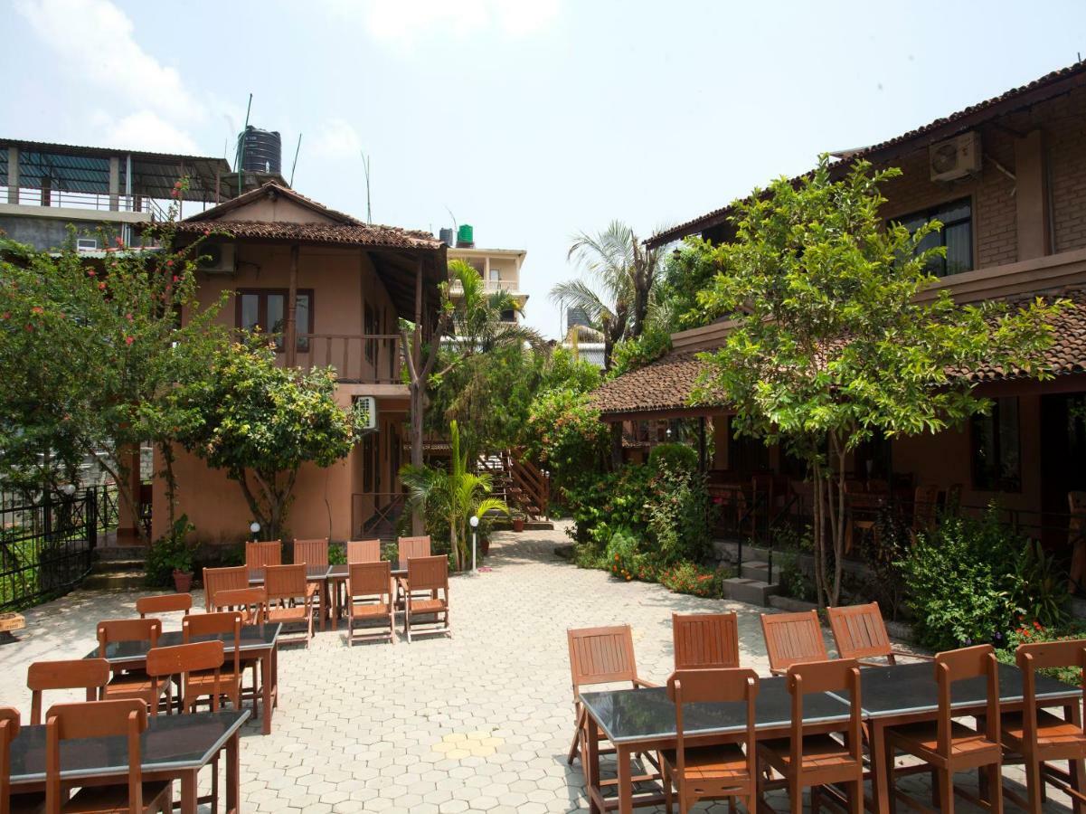 Spot On 486 Hotel Holy Lodge Sauraha Kültér fotó