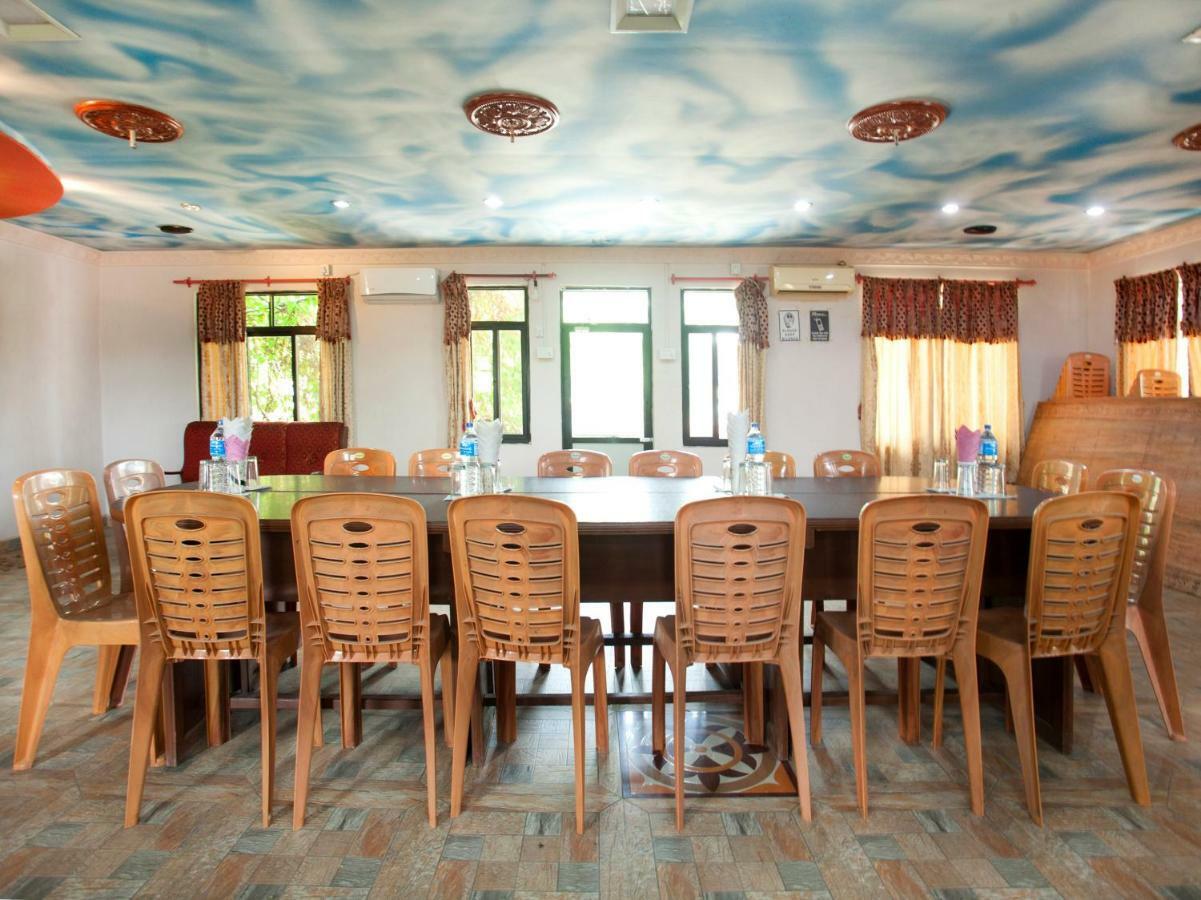 Spot On 486 Hotel Holy Lodge Sauraha Kültér fotó