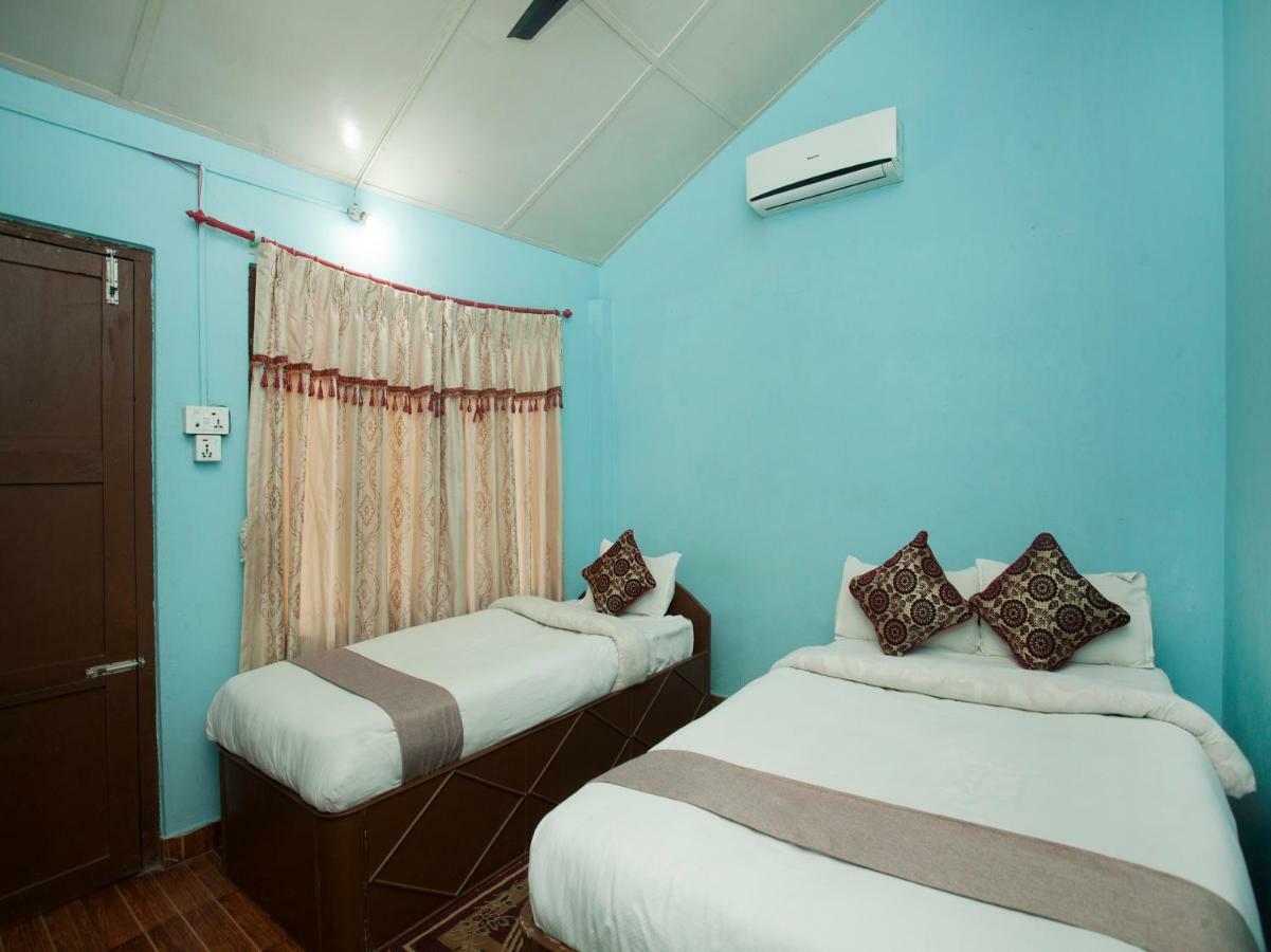 Spot On 486 Hotel Holy Lodge Sauraha Kültér fotó