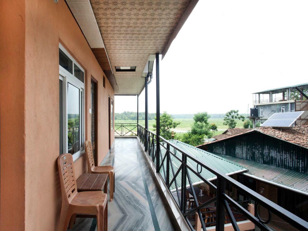 Spot On 486 Hotel Holy Lodge Sauraha Kültér fotó