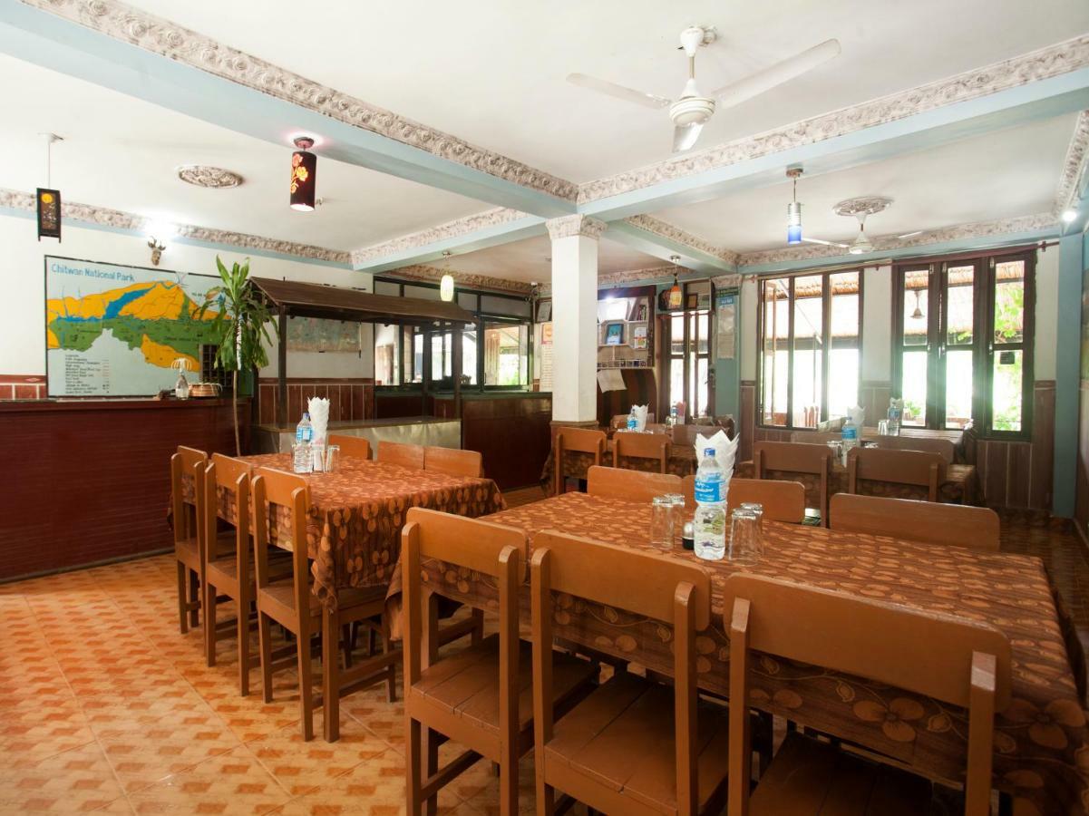 Spot On 486 Hotel Holy Lodge Sauraha Kültér fotó