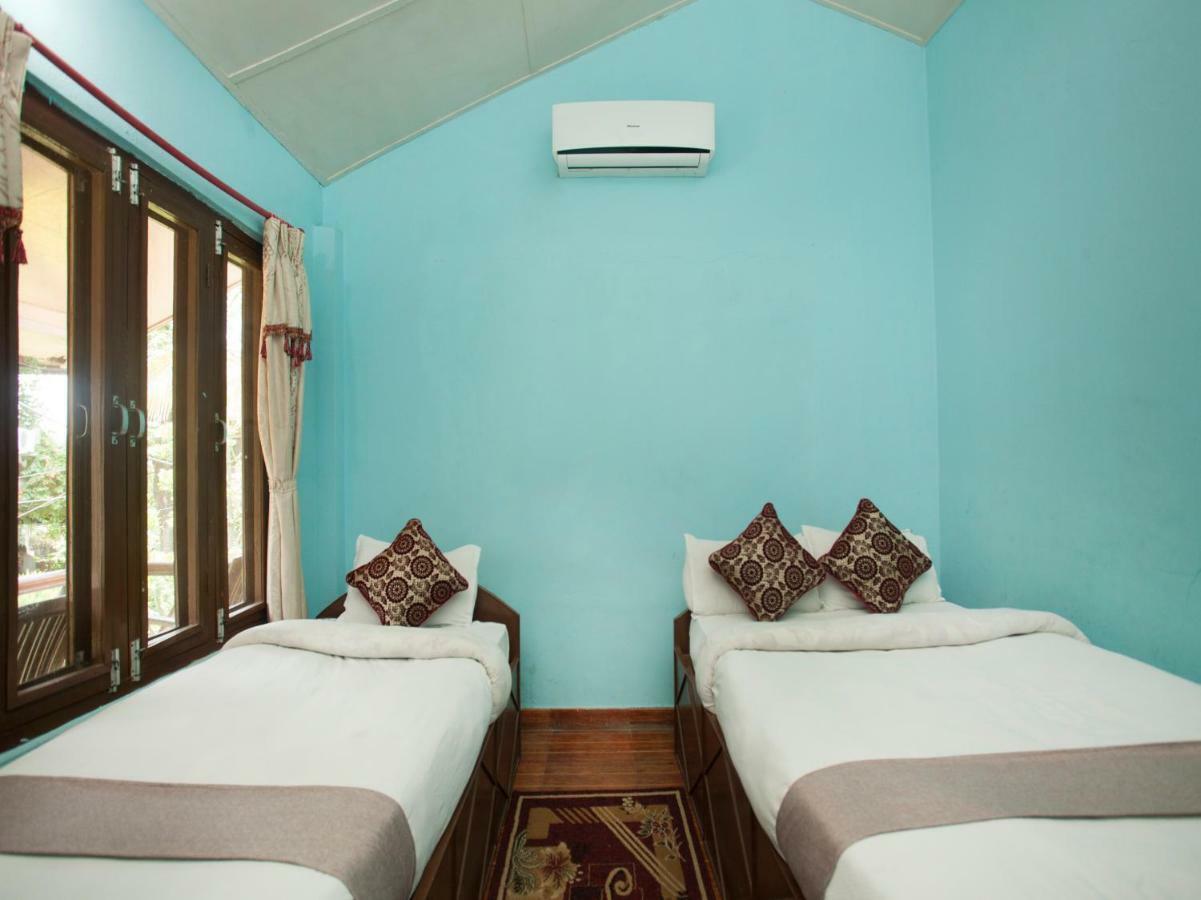 Spot On 486 Hotel Holy Lodge Sauraha Kültér fotó