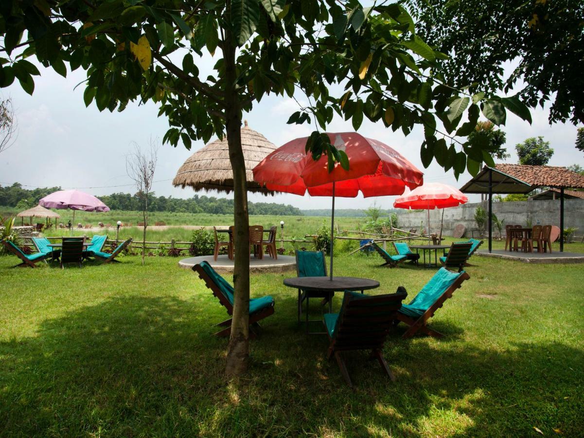 Spot On 486 Hotel Holy Lodge Sauraha Kültér fotó