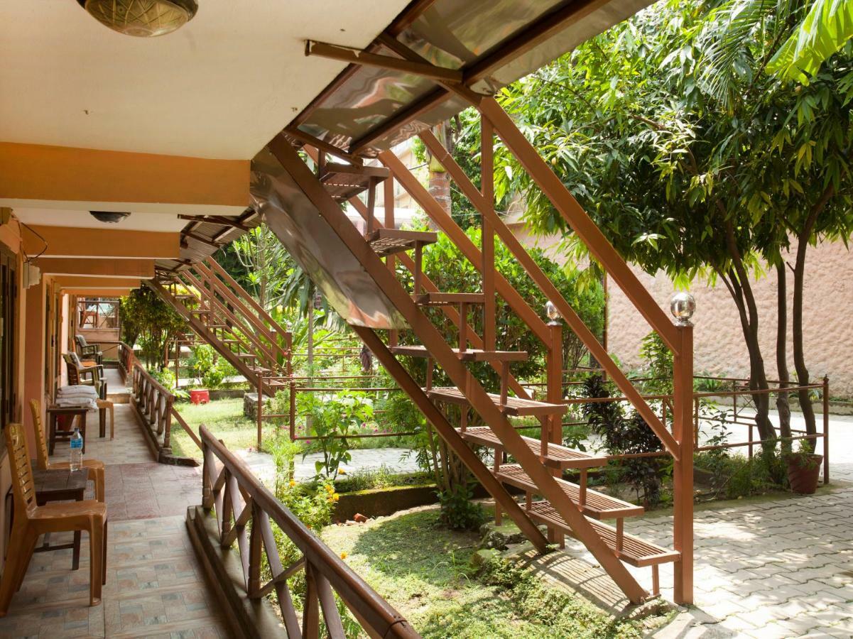 Spot On 486 Hotel Holy Lodge Sauraha Kültér fotó