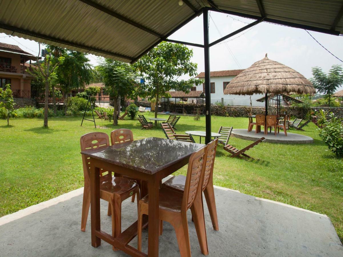 Spot On 486 Hotel Holy Lodge Sauraha Kültér fotó