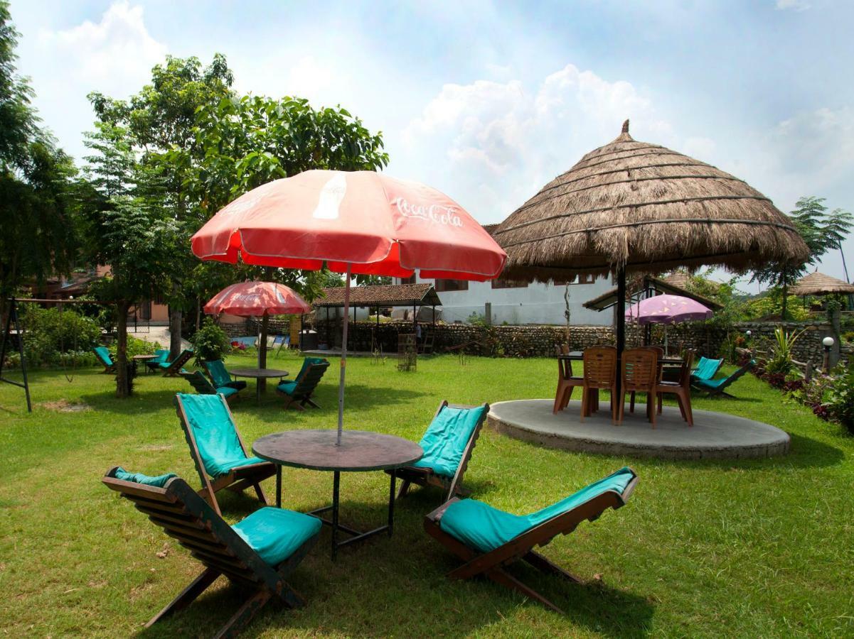 Spot On 486 Hotel Holy Lodge Sauraha Kültér fotó