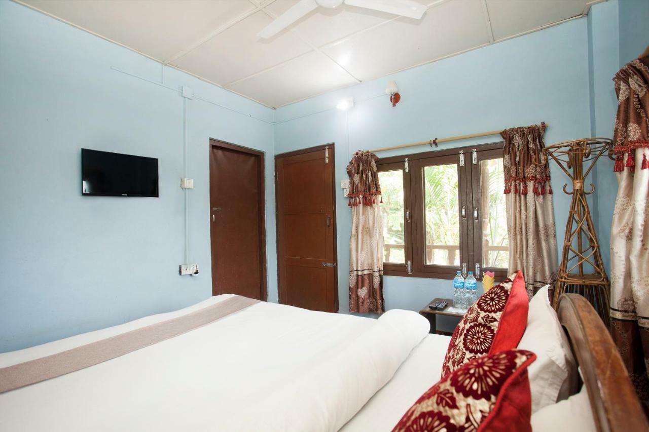Spot On 486 Hotel Holy Lodge Sauraha Kültér fotó