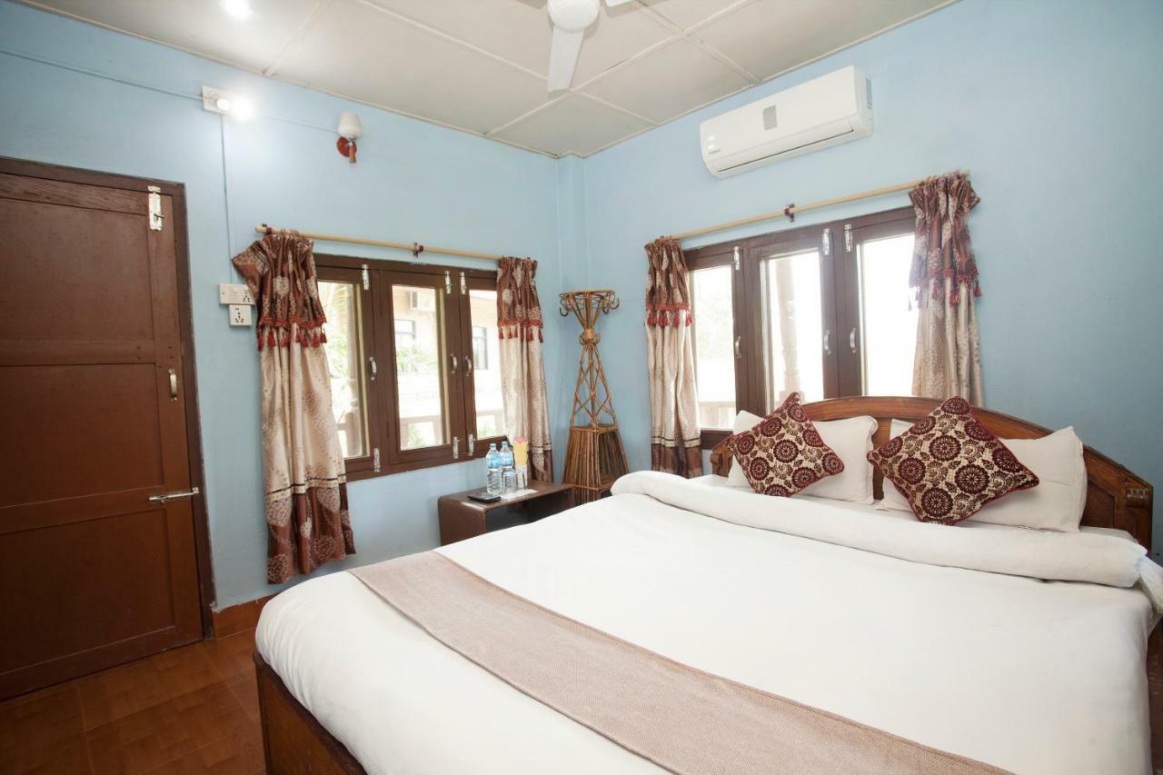 Spot On 486 Hotel Holy Lodge Sauraha Kültér fotó