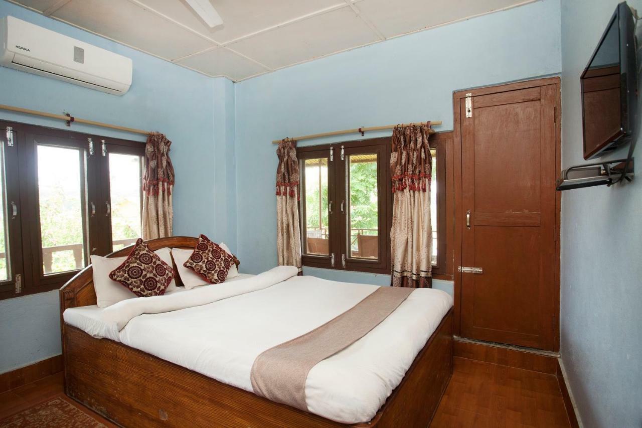 Spot On 486 Hotel Holy Lodge Sauraha Kültér fotó